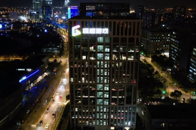 盛趣游戲樓頂發光字制作安